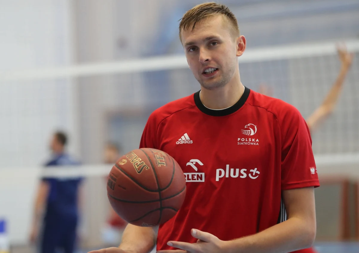 Siatkarz Mateusz Bieniek, który brał udział w zgrupowaniu reprezentacji Polski w Spale, przeszedł rano w Łodzi operację lewego kolana - poinformował PZPS. W miejsce środkowego dodatkowo powołani zostali występujący na tej samej pozycji Norbert Huber i Jan Nowakowski.