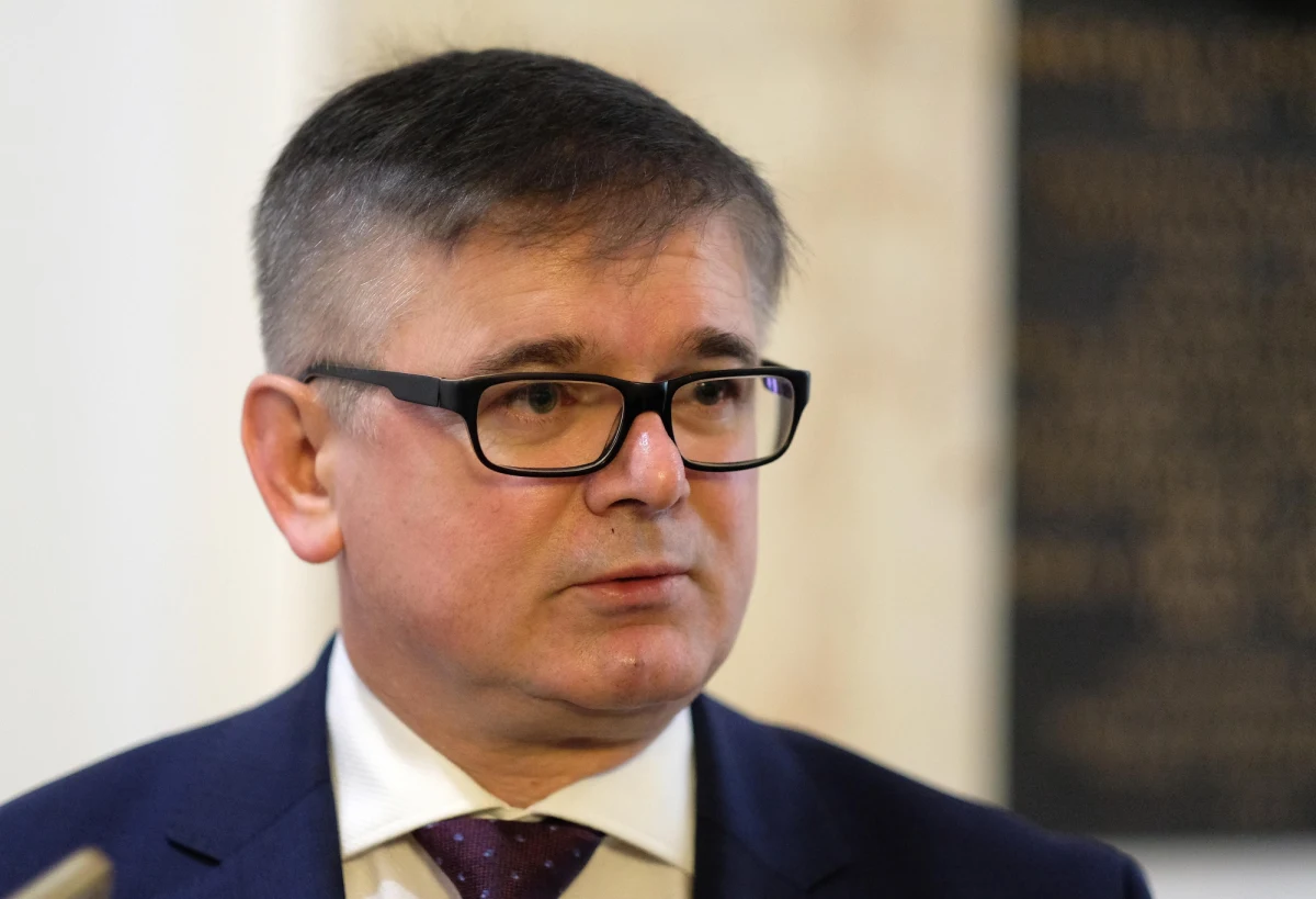 „W przypadku kopalń mamy do czynienia z bardzo specyficzną sytuacją. Ja jestem zwolennikiem tego, by szukać zawsze rozwiązań takich, które chronią sprawiedliwie, uczciwie i solidarnie wszystkie grupy i społeczne, i zawodowe. Dlatego szukamy rozwiązań, w których górnicy – mówiąc krótko – będą mogli również czuć się uczestnikami tarczy ochronnej” – mówił o planowanym wypłaceniu górnikom postojowego w wysokości 100 proc. pensji w Popołudniowej rozmowie w RMF FM Adam Gawęda.