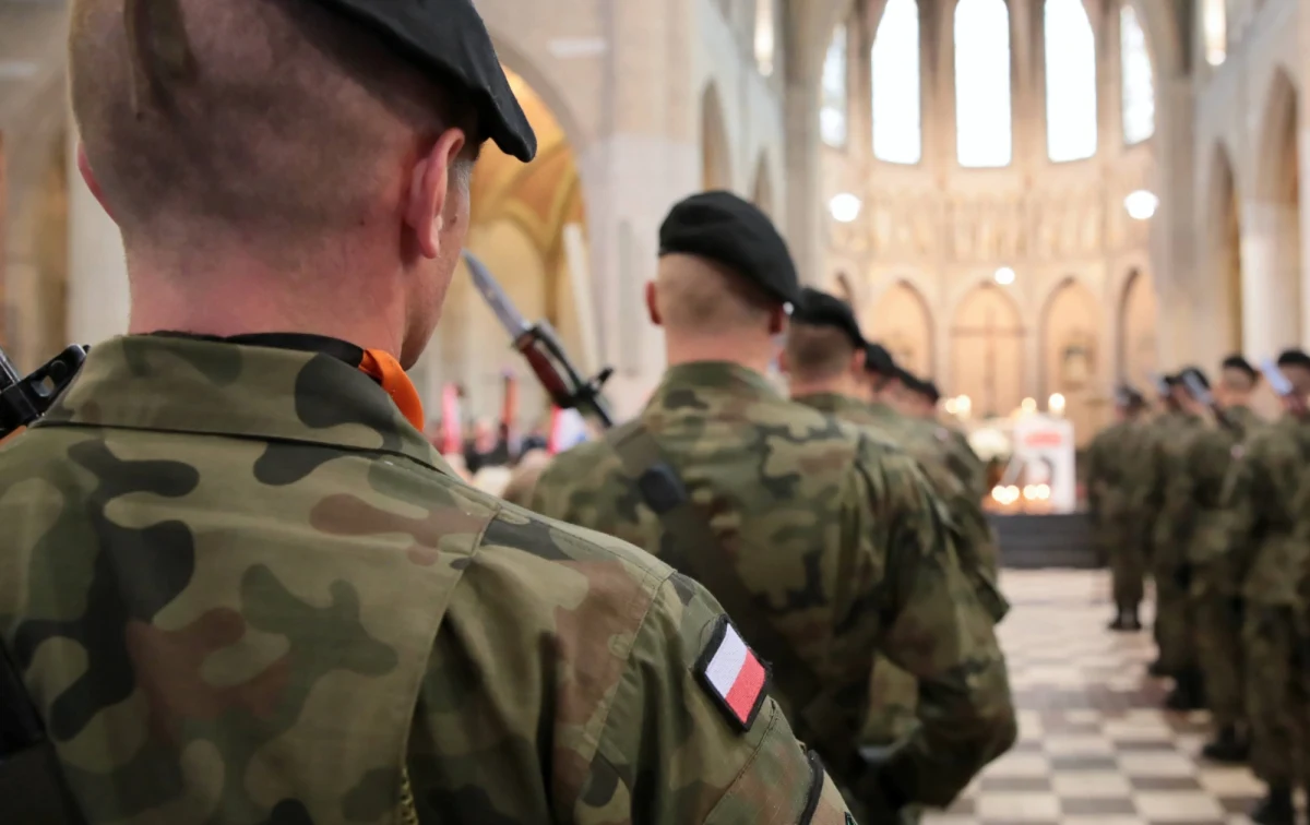 ​Polscy żołnierze ustawili punkt kontrolny na terenie Czech, zakazując obywatelom tego kraju wstępu do pobliskiej kaplicy. Czeski minister spraw zagranicznych Jan Hamáček mówi, że Polacy mają najwyraźniej nieco inny pogląd na otwarcie granic.
