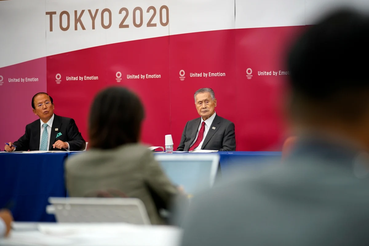 Szef Komitetu Organizacyjnego igrzysk w Tokio Toshiro Muto przekazał, że przełożona na 2021 rok impreza będzie zorganizowana bez przepychu i zostanie uproszczona. Zaznaczył, że planowane zmniejszenie liczby uczestników nie będzie dotyczyć sportowców i kibiców.