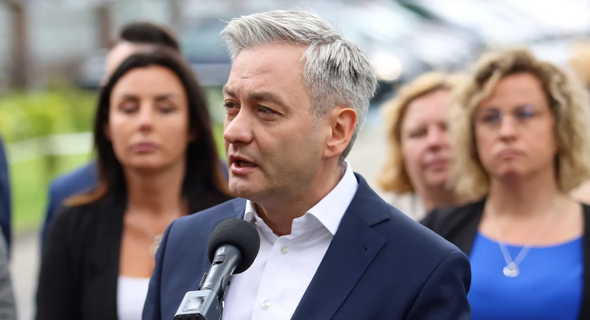 Podpisana w środę przed prezydenta Andrzeja Dudę "Karta rodziny" to radykalny dokument dzielący polskie społeczeństwo - uważa kandydat Lewicy na prezydenta Robert Biedroń.