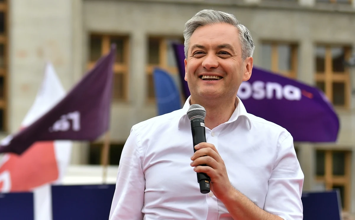 "Nic o was bez was" - to hasło wyborcze Roberta Biedronia, które kandydat Lewicy na prezydenta ogłosił w środę we Wrocławiu. Zapewnił, że podczas jego prezydentury będzie się liczyć opinia każdego Polaka.