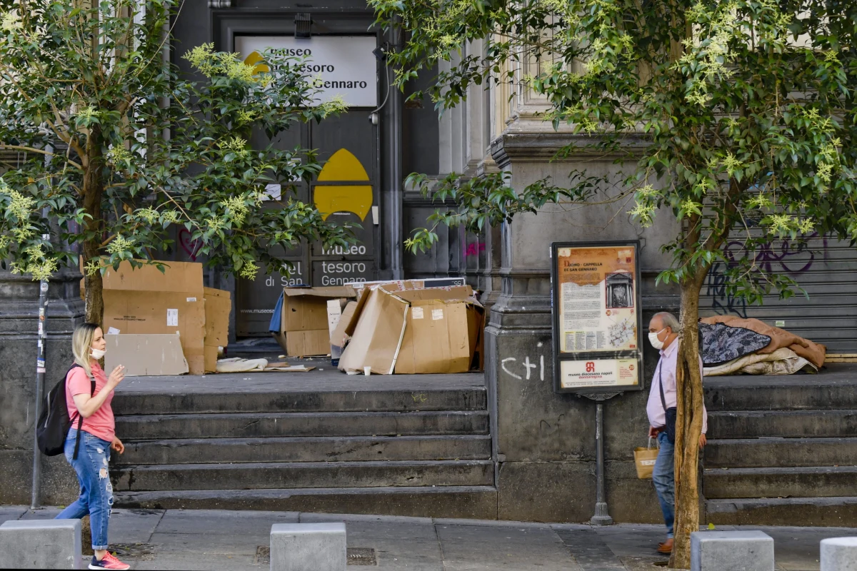 Na Covid-19 we Włoszech zapadają obecnie młodsze osoby, ale przebieg choroby nie jest u nich tak ciężki, jak u osób starszych - taki obraz epidemii koronawirusa przedstawił w środę szef krajowej Rady Służby Zdrowia Franco Locatelli. Dodał, że chorzy są teraz mniej zagrożeni utratą życia.