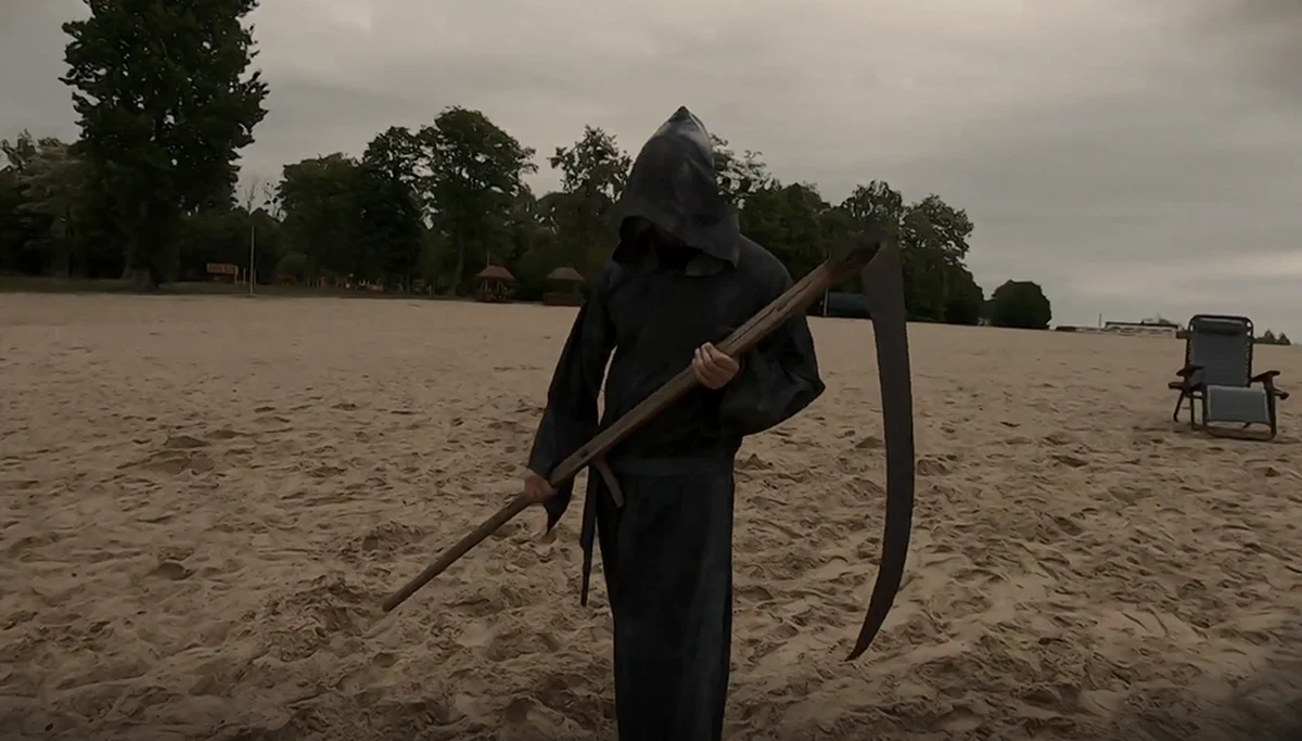 Niewielka plaża nad jeziorem. Na leżaku siedzi mężczyzna z butelką piwa. Bawiące się nad wodą dziecko, którego piłka odpłynęła zbyt daleko od brzegu, by mogło ją sięgnąć samodzielnie, woła: Tato, piłka! Mężczyzna odpowiada: Zaraz, tylko dopiję! Tak zaczyna się nakręcony przez wielkopolskich strażaków półminutowy spot, z którym przed wakacjami zamierzają dotrzeć do szerokiego grona odbiorców. To są sceny z życia wzięte - wyjaśnia jeden z jego pomysłodawców, strażak Dariusz Wojcieszak.