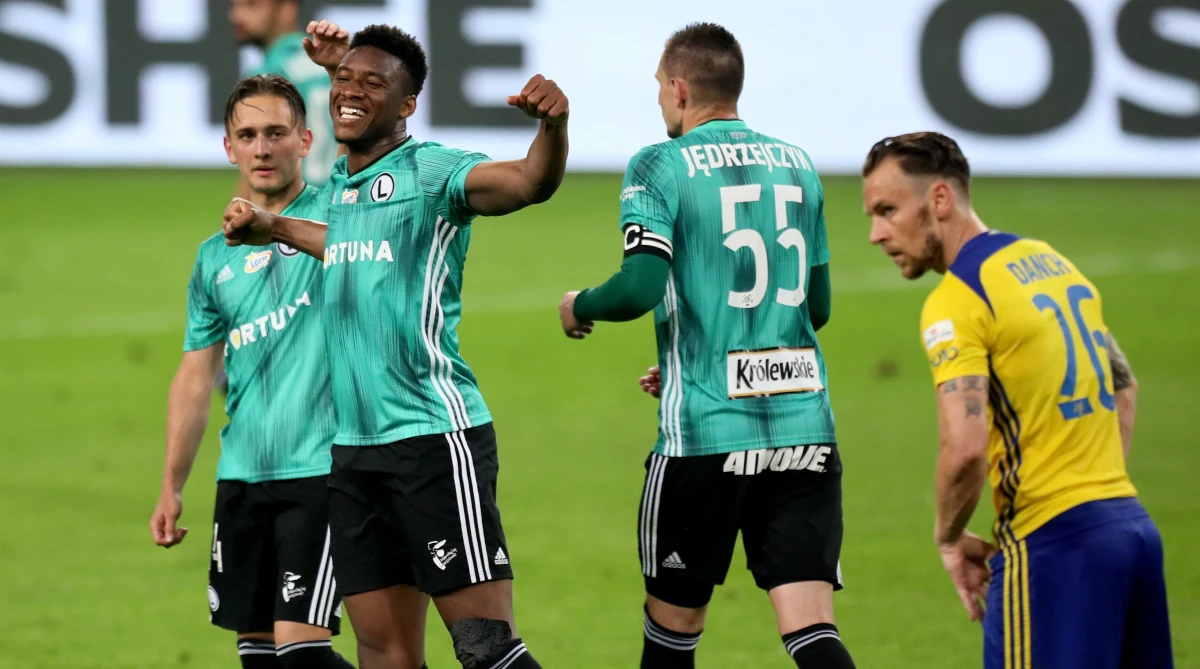 Legia Warszawa pokonała Arkę Gdynia 5:1. Stołeczny zespół już przed tym spotkaniem miał zapewnione pierwsze miejsce w fazie zasadniczej, a wobec remisu wicelidera Piasta Gliwice z Górnikiem Zabrze we wtorek mógł powiększyć przewagę nad nim do 10 punktów przed ostatnią kolejką. Wydawało się, że na własnym stadionie nie będzie miała problemu z przedostatnią w tabeli Arką.