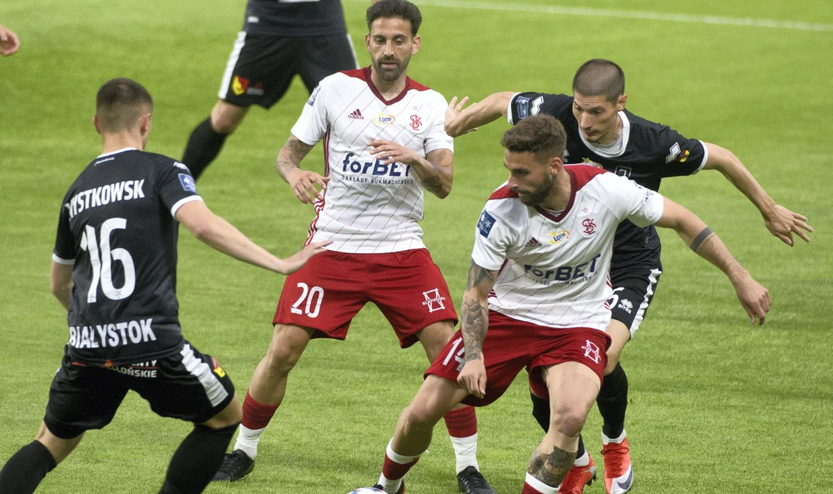 ​ŁKS Łódź przegrał z Jagiellonią Białystok 0:3. Piłkarze podlaskiej drużyny po tej wygranej zapewnili sobie miejsce w czołowej ósemce ekstraklasy w dodatkowej rundzie rozgrywek. Ostatni w tabeli łodzianie po 18. porażce w sezonie do ostatniego bezpiecznego miejsca tracą już 13 punktów.