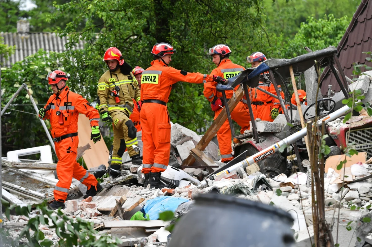 Ratownicy odnaleźli ciała 47-letniej kobiety i 87-letniego mężczyzny, którzy byli poszukiwani od środy, po wybuchu gazu w domu jednorodzinnym w Chodlu. Prokuratura wszczęła śledztwo, które wyjaśnić ma przyczyny eksplozji. 