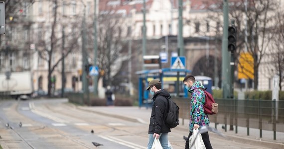 Od wprowadzenia obowiązku chodzenia w maseczce - przez półtora miesiąca - na łamiących nakaz nałożono ponad 13 tys. mandatów i skierowano blisko 4,9 tys. wniosków o ukaranie do sądu. W blisko 40 tys. przypadków wystarczyło pouczenie - wynika z danych przekazanych przez policję.