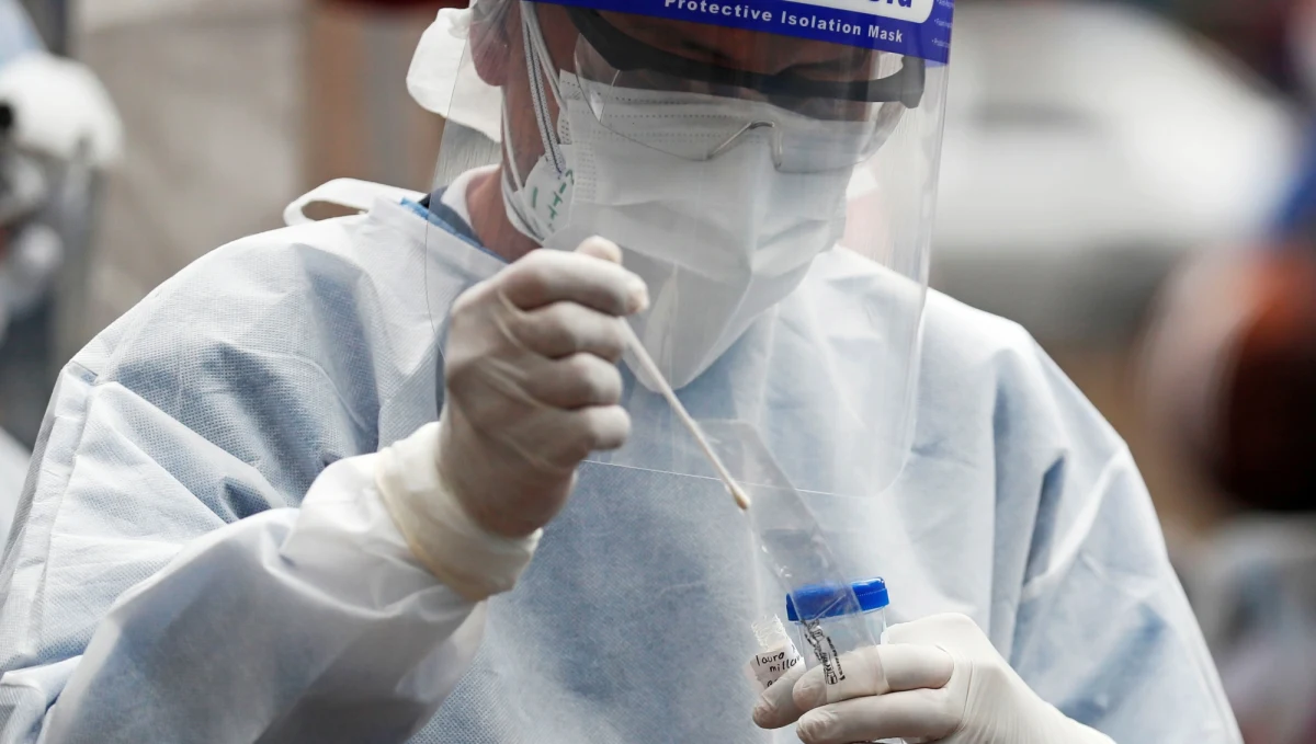 Zjawisko idiopatycznego włóknienia płuc u pacjentów zakażonych koronawirusem pojawia się zazwyczaj u osób leczonych na oddziałach intensywnej terapii. Choroba postępuje nawet po miesiącu od przebycia Covid-19 - wynika z nowych badań hiszpańskich.