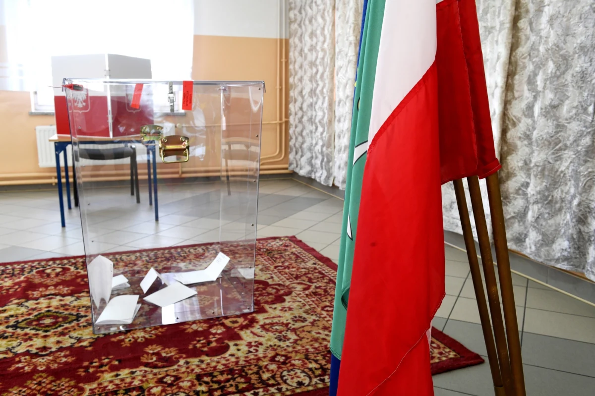 Dotychczas PKW zarejestrowała 9 kandydatów na prezydenta. Głosy kandydata KO Rafała Trzaskowskiego są wciąż liczone - powiedział rzecznik PKW Tomasz Grzelewski. Jak dodał, w poniedziałek PKW poda pełną listę kandydatów, którzy się zgłosili i spełnili formalności.