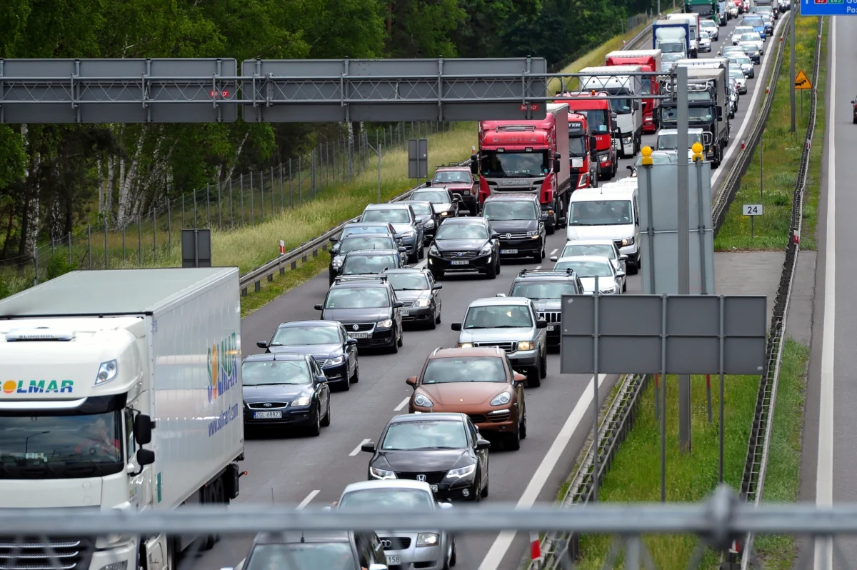 225 pijanych kierowców zatrzymali - tylko w środę - policjanci w całej Polsce. Doszło również do 63 wypadków drogowych, w których zginęły trzy osoby. Rannych zostało niemal 70 osób. 