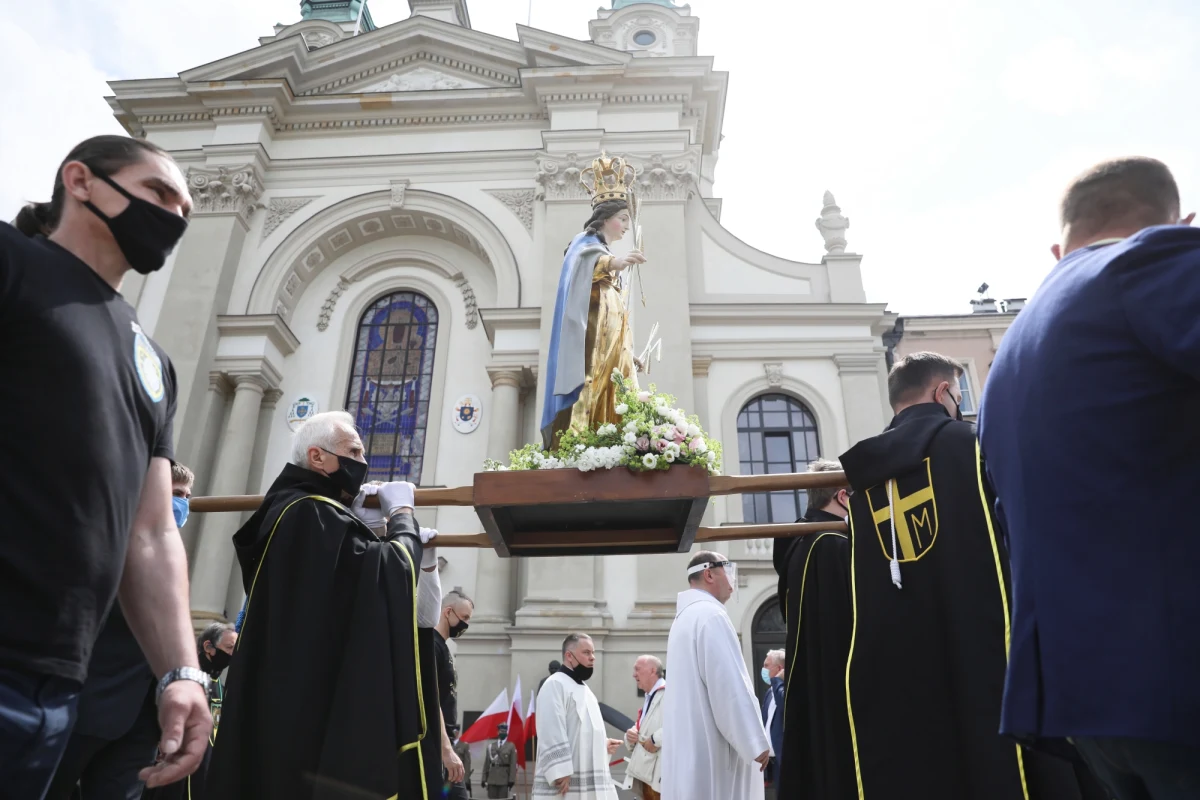 W Boże Ciało uwielbiamy Chrystusa obecnego w Eucharystii; niesiemy Go w różne rzeczywistości naszego życia -  powiedział w Gnieźnie abp Wojciech Polak. Prymas Polski podziękował też wszystkim osobom walczącym z epidemią koronawirusa. 
