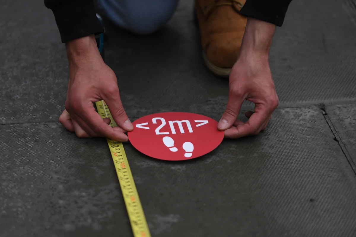 O śmierci w ciągu ostatniej doby 151 chorych na COVID-19 poinformowało brytyjskie ministerstwo zdrowia. Tym samym całkowita liczba ofiar śmiertelnych epidemii w Wielkiej Brytanii wzrosła do 41 297. Co ważne, zarówno dane dot. liczby przypadków śmiertelnych, jak i te dot. liczby nowych zakażeń, wskazują na słabnięcie epidemii na Wyspach.