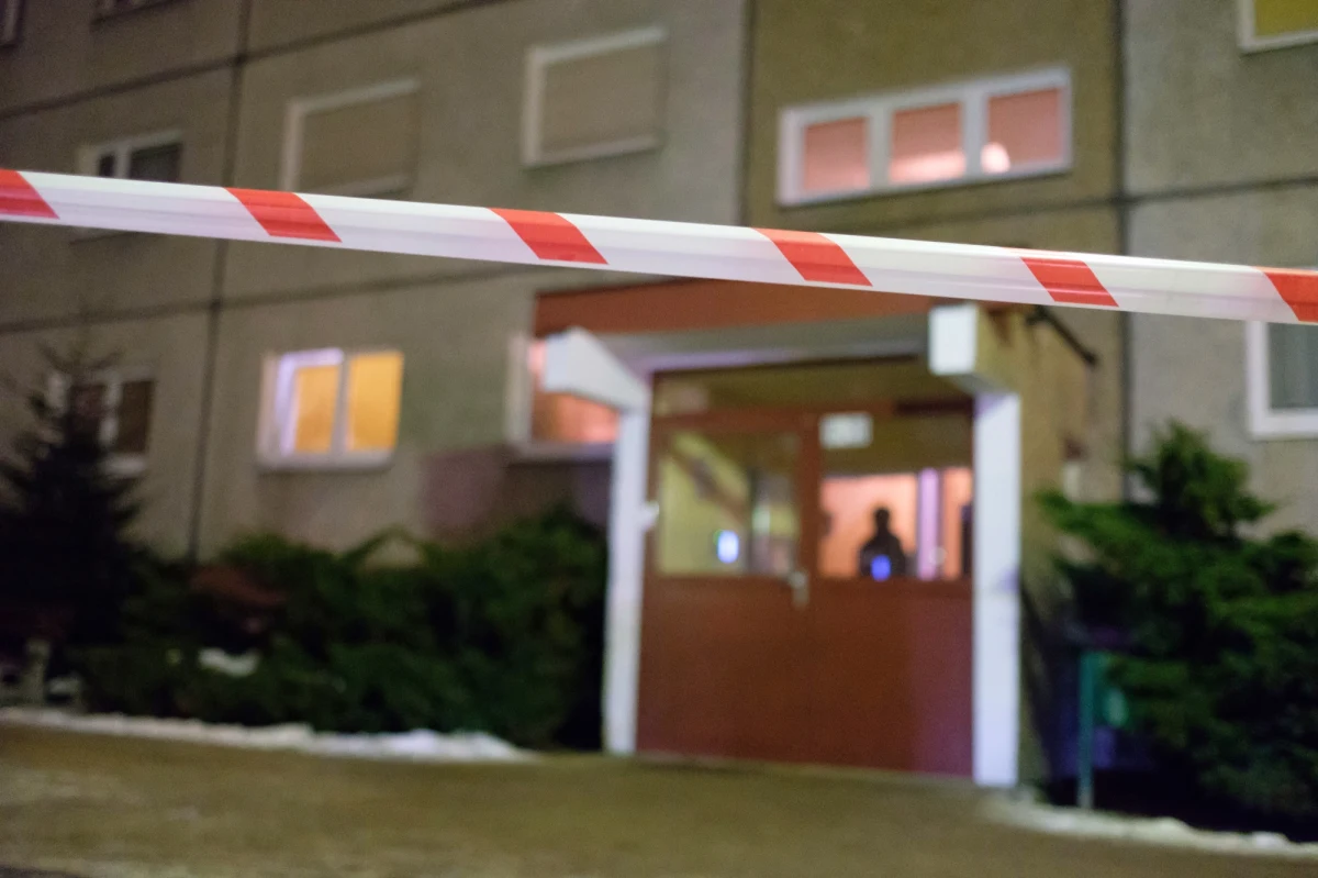 Dziś po południu w jednym z mieszkań w Wolsztynie (woj. wielkopolskie) odkryto zwłoki 44-letniej kobiety i jej 10-letniego syna. Śledczy wstępnie ustalili, że kobieta targnęła się na swoje życie. Przyczynę śmierci dziecka ma wykazać sekcja zwłok.