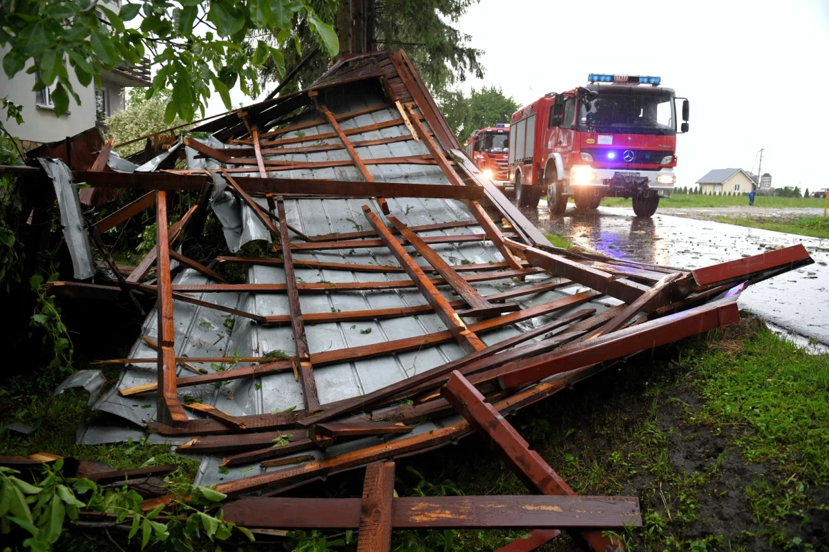 Blisko 460 razy interweniowali do czwartkowego wieczoru strażacy w związku z burzami na Lubelszczyźnie. Najwięcej interwencji dotyczyło usuwania połamanych drzew, a także zabezpieczenia uszkodzonych budynków. 80 razy wyjeżdżali natomiast do wezwań po nawałnicach strażacy na Podkarpaciu.