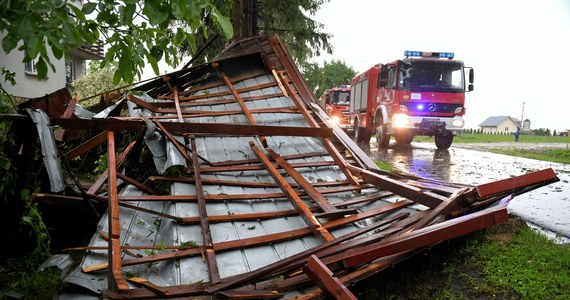 Blisko 460 razy interweniowali do czwartkowego wieczoru strażacy w związku z burzami na Lubelszczyźnie. Najwięcej interwencji dotyczyło usuwania połamanych drzew, a także zabezpieczenia uszkodzonych budynków. 80 razy wyjeżdżali natomiast do wezwań po nawałnicach strażacy na Podkarpaciu.