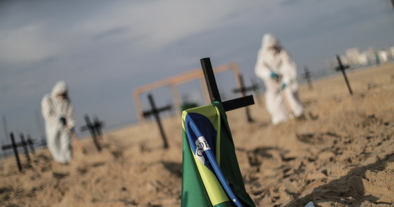 Na słynnej plaży Copacobana w Rio de Janerio w Brazylii aktywiście ustawili 100 krzyży na symbolicznych grobach ofiar koronawirusa. Liczba zmarłych na Covid-19 przekroczyła w tym kraju 40 tysięcy.
