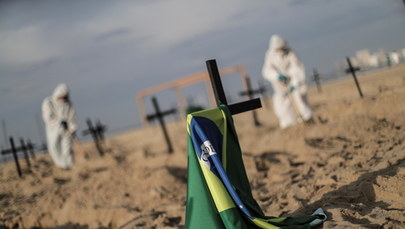 Setka krzyży na słynnej plaży Copacobana. To symboliczne groby ofiar koronawirusa w Brazylii