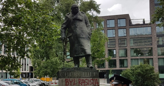 Na cokole pomnika Winstona Churchilla w Pradze nieznany sprawca napisał sprayem: "Był rasistą". Policja wdrożyła śledztwo.