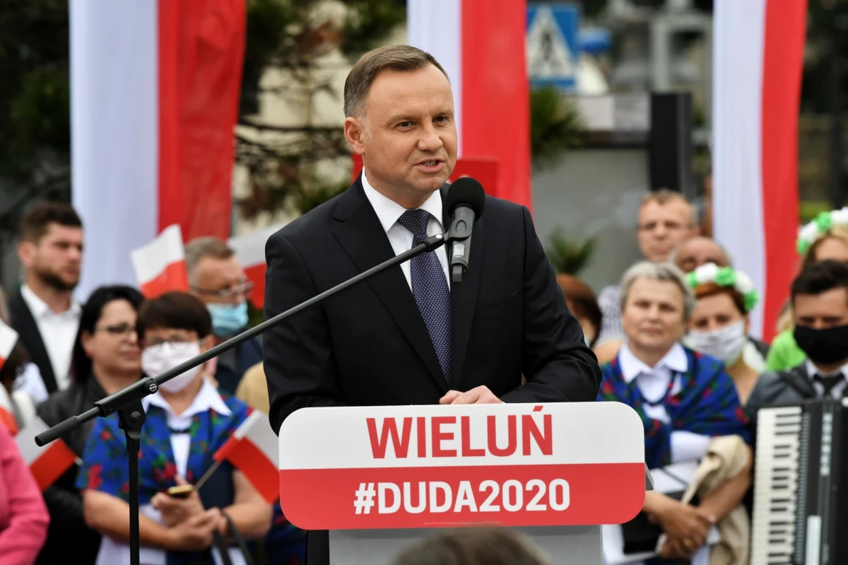 41,17 proc. poparcia uzyskałby w wyborach ubiegający się o reelekcję prezydent Andrzej Duda, a 28,14 proc kandydat KO Rafał Trzaskowski - wynika z sondażu Instytutu Badań Pollster dla "Super Expressu".