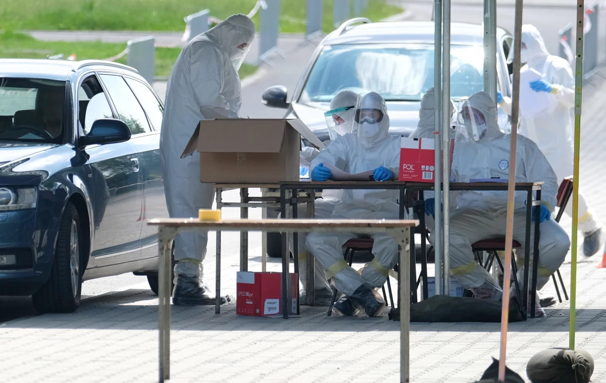 10 kopalń Polskiej Grupy Górniczej od dziś wstrzymuje lub ogranicza wydobycie węgla. Ma to zapobiec dalszemu rozprzestrzenianiu się koronawirusa.