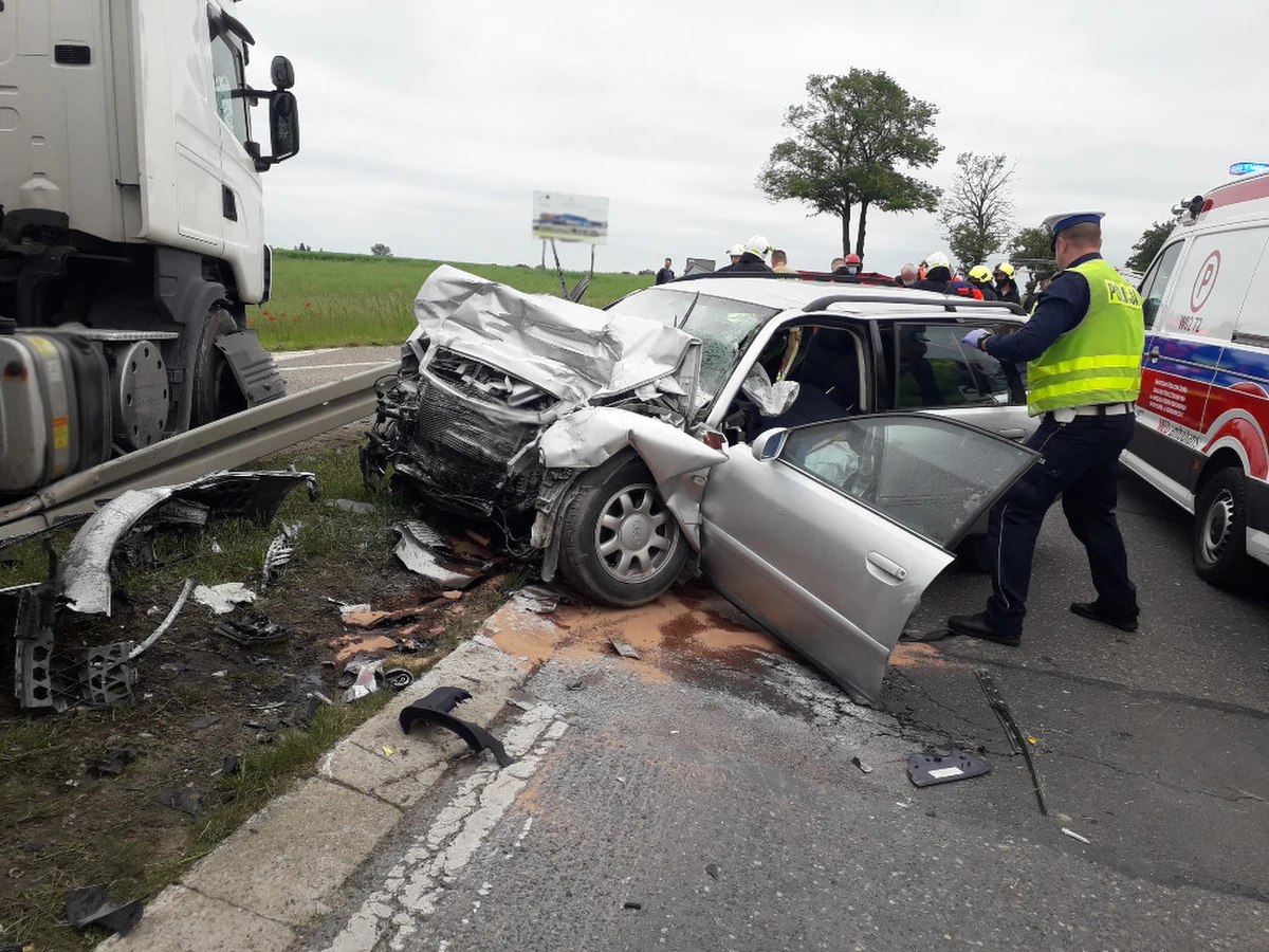 Prokuratura w Płońsku przedstawiła kierowcy scanii zarzuty umyślnego spowodowania wypadku ze skutkiem śmiertelnym oraz spowodowania ciężkich obrażeń u trójki poszkodowanych w zdarzeniu dzieci w wieku 14, 6 i 2 lat. Do wypadku, w którym zginęła ich 36-letnia matka, doszło w miniony wtorek na trasie nr 7.