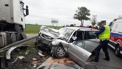 Kierowca ciężarówki z zarzutami po wypadku na Mazowszu. Zginęła kobieta, troje dzieci rannych