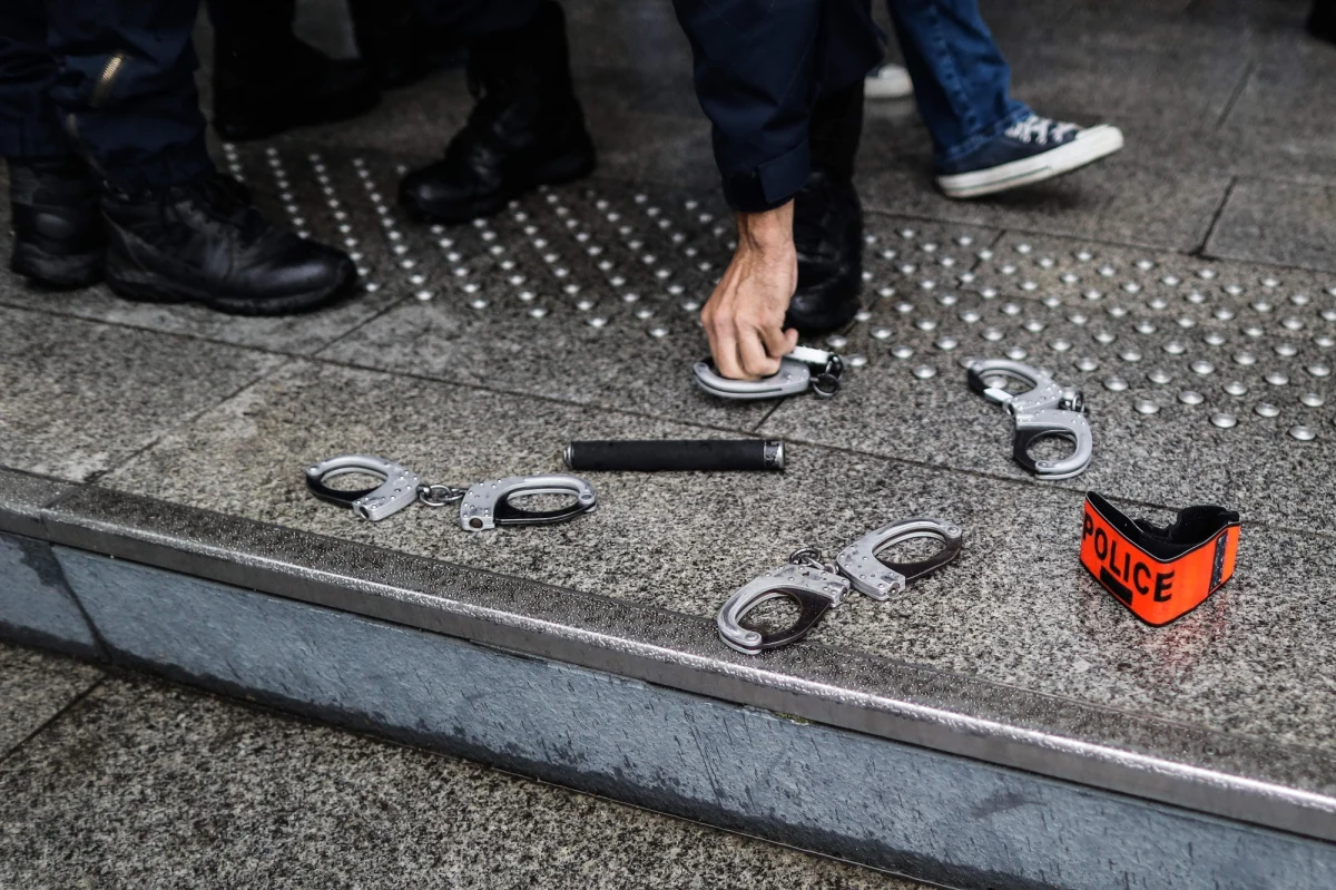 Piątek jest drugim dniem protestów we Francji - policjantów. Radiowozami zablokowali drogi dojazdowe do Łuku Triumfalnego oraz Pola Elizejskie w Paryżu. W okolicach podparyskiego lotniska Orly -  podobnie jak wczoraj na wiecach przed komisariatami - rzucali na ziemię, na znak protestu kajdanki.