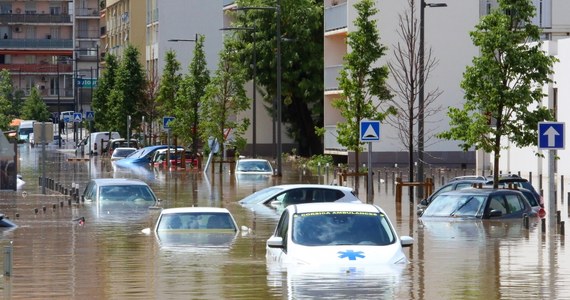 Ulewne deszcze w stolicy Korsyki Ajaccio sprawiły, że pod wodą znalazły się całe ulice oraz wiele samochodów, a liczne budynki zostały podtopione. Zagrożenie powodziowe ogłoszono w obu departamentach wyspy - Corse-du-Sud i Haute-Corse.