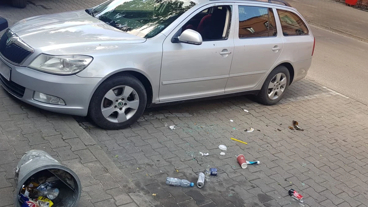 Policjanci po służbie uwolnili półprzytomną 4-letnią dziewczynkę zostawioną w nagrzanym od słońca samochodzie na parkingu w Ełku na Mazurach. Rodzice dziecka w tym czasie robili zakupy. 