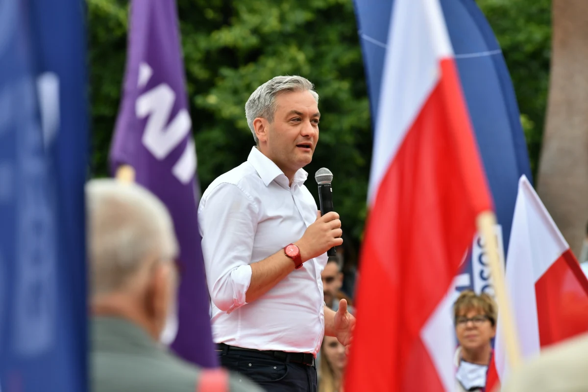 Dzielenie ludzi jest niegodne urzędu prezydenta - podkreślił w piątek kandydat Lewicy na prezydenta Robert Biedroń odnosząc się do podpisanej przez Andrzeja Dudę "Karty rodziny" zawierającej punkty dyskryminujące osoby LGBT. Zaapelował do wszystkich kandydatów o deklarację, czy są za równością małżeńską.