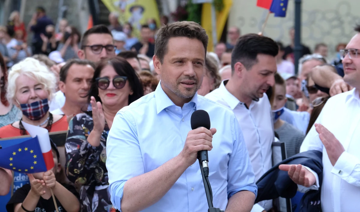 ​Jeśli używamy słów "Polska bez kogoś", nieważne kogo, to jest dzielenie Polaków - powiedział w piątek kandydat KO na prezydenta Rafał Trzaskowski. Odniósł się tak do wpisu na Twitterze Joachima Brudzińskiego, który napisał m.in.: "Polska bez LGBT jest najpiękniejsza".