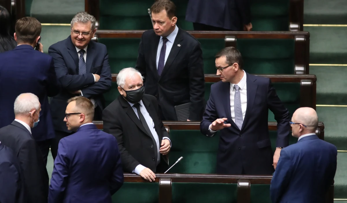 ​Wrogie frakcje w Prawie i Sprawiedliwości "rzuciły się sobie do gardeł" - podał portal Onet.pl. Joachim Brudziński, Beata Szydło, Zbigniew Ziobro czy Jacek Kurski niemal otwarcie oskarżają Mateusza Morawieckiego i jego ludzi o to, że szkodzą kampanii Andrzeja Dudy.