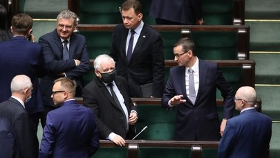 Onet: Wrogie frakcje w PiS "rzuciły się sobie do gardeł"