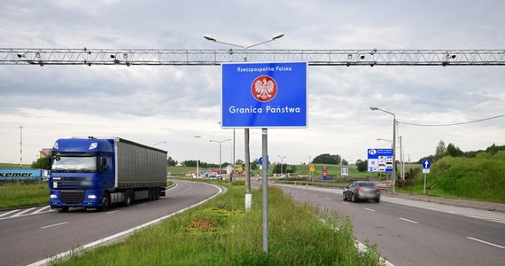 Od północy z piątku na sobotę na granicy wewnętrznej - z krajami UE - zniesione zostały kontrole graniczne. Od soboty nie obowiązują kontrole sanitarne, zniesiony został obowiązek przechodzenia dwutygodniowej kwarantanny. W Polsce z przejść granicznych z Czechami i Niemcami zniknęły zapory.