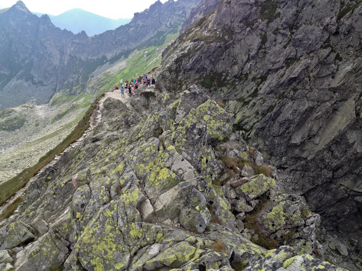 Przypadkowi turyści natrafili w sobotę rano na zwłoki leżące pod Zawratem w Tatrach. Na miejsce wezwano ratowników TOPR. Kiedy dotarli miejsce - w tej samej okolicy - Toprowcy odnaleźli drugie ciało. 