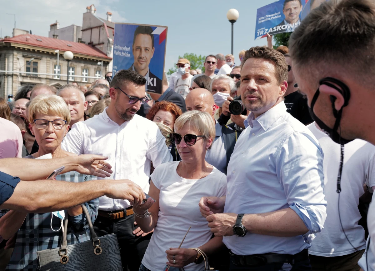 "Rząd nie radzi sobie ani z sytuacją epidemiczną w kopalniach, ani z polskim górnictwem" - powiedział w Rybniku (Śląskie) kandydat na prezydenta Rafał Trzaskowski. Mówił, że Śląsk ma wielką szansę na skorzystanie z unijnych środków przeznaczonych na transformację energetyczną.
