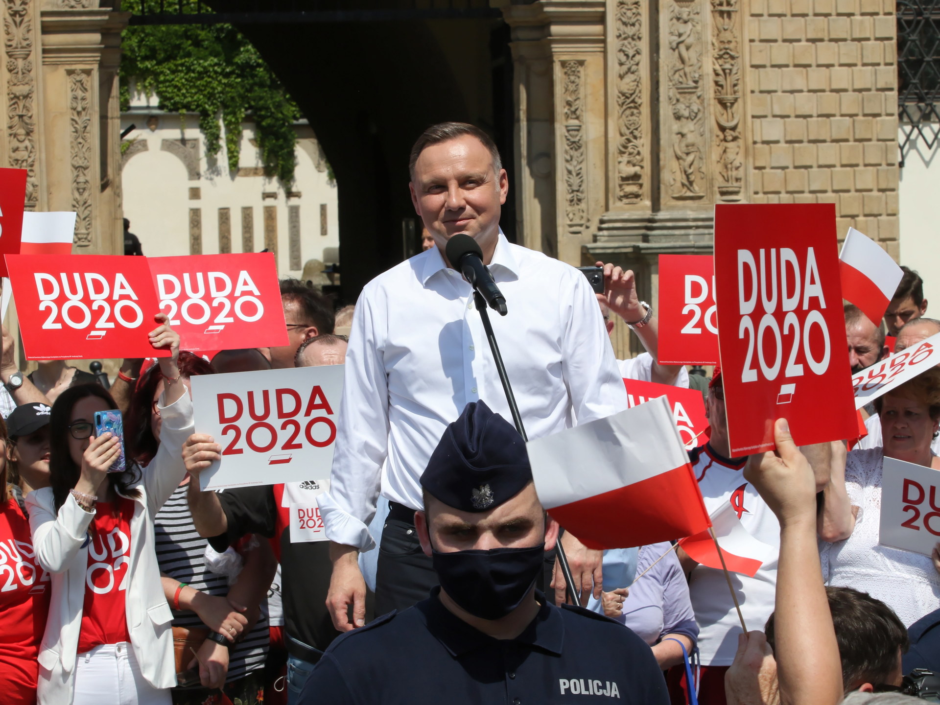 Andrzej Duda o LGBT: Próbuje się nam wmówić, że to ludzie, a to jest po  prostu ideologia - RMF 24