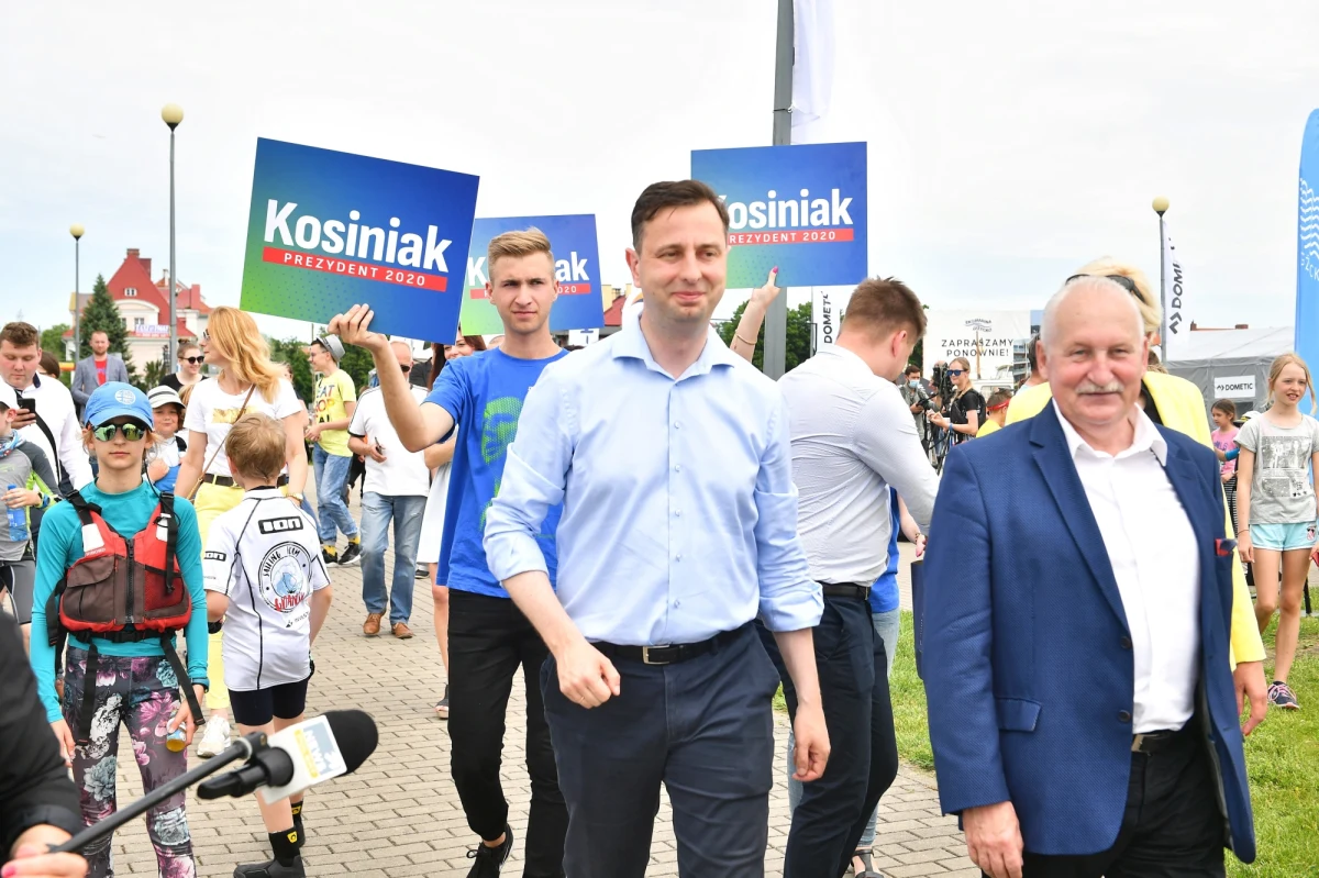 Jeżeli Sejm i rząd to PiS, jeżeli Senat to PO, bo marszałek tej izby jest z Platformy, to prezydent musi być spoza tych dwóch wyniszczających się obozów - przekonywał w Drobinie (Mazowieckie) kandydat na prezydenta Władysław Kosiniak-Kamysz.