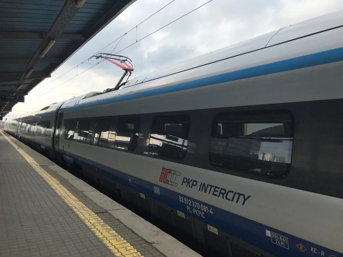 Więcej pociągów z Katowic i Bydgoszczy do Trójmiasta, a także z Krakowa do Kołobrzegu. To zmiany, jakie przynosi nowy, wakacyjny rozkład PKP, który zacznie obowiązywać w niedzielę. Na tory wraca część składów, które wstrzymano z powodu epidemii.