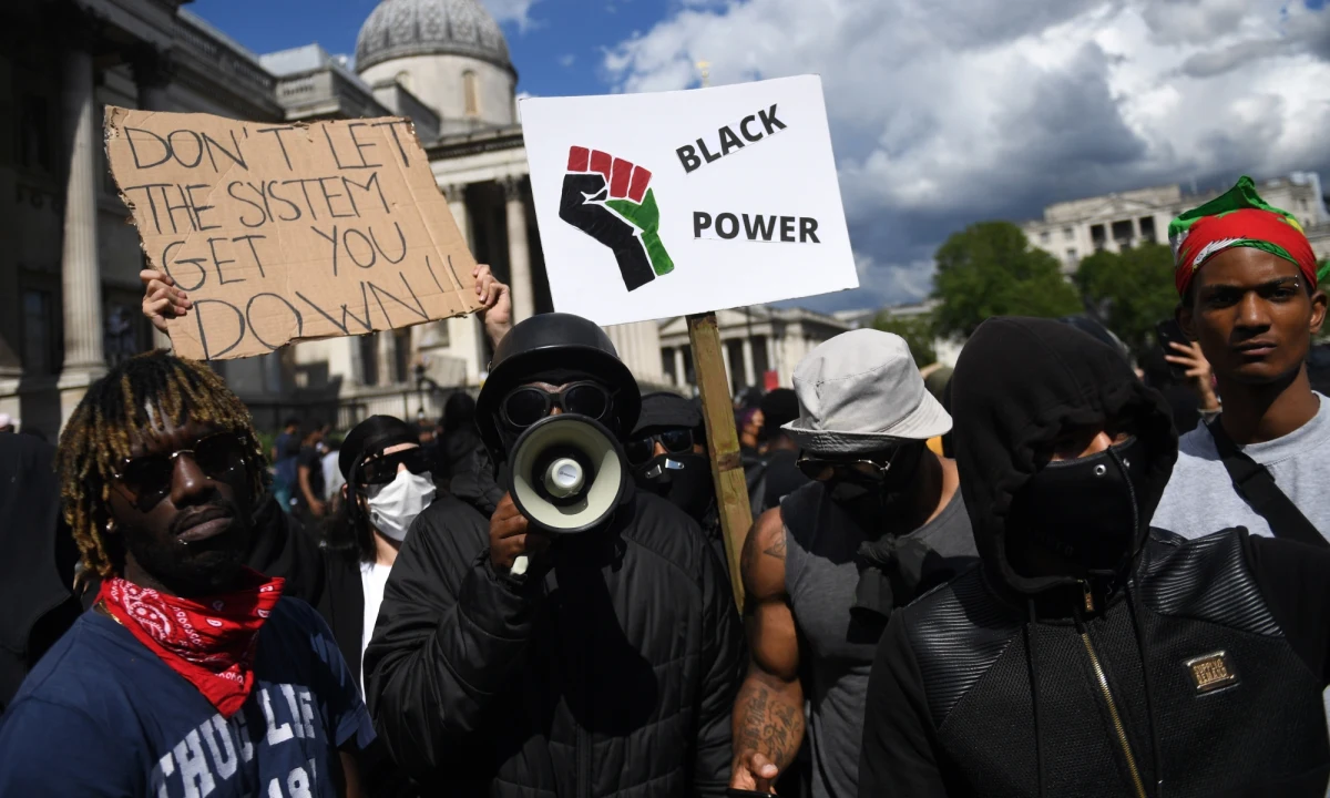 Tysiące osób - zwolenników ruchu Black Lives Matter oraz kontrmanifestantów chroniących pomniki związane z brytyjską historią - zebrały się w sobotę w centrum Londynu pomimo wezwań władz i policji, by unikać zgromadzeń.