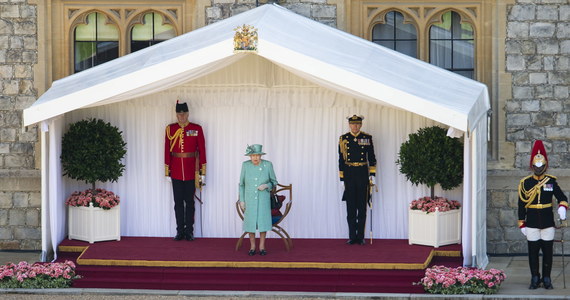 Na dziedzińcu zamku w Windsorze zamiast na ulicach Londynu, w bardzo ograniczonej formie i z zachowaniem zasad dystansu społecznego celebrowano oficjalne urodziny brytyjskiej królowej Elżbiety II.