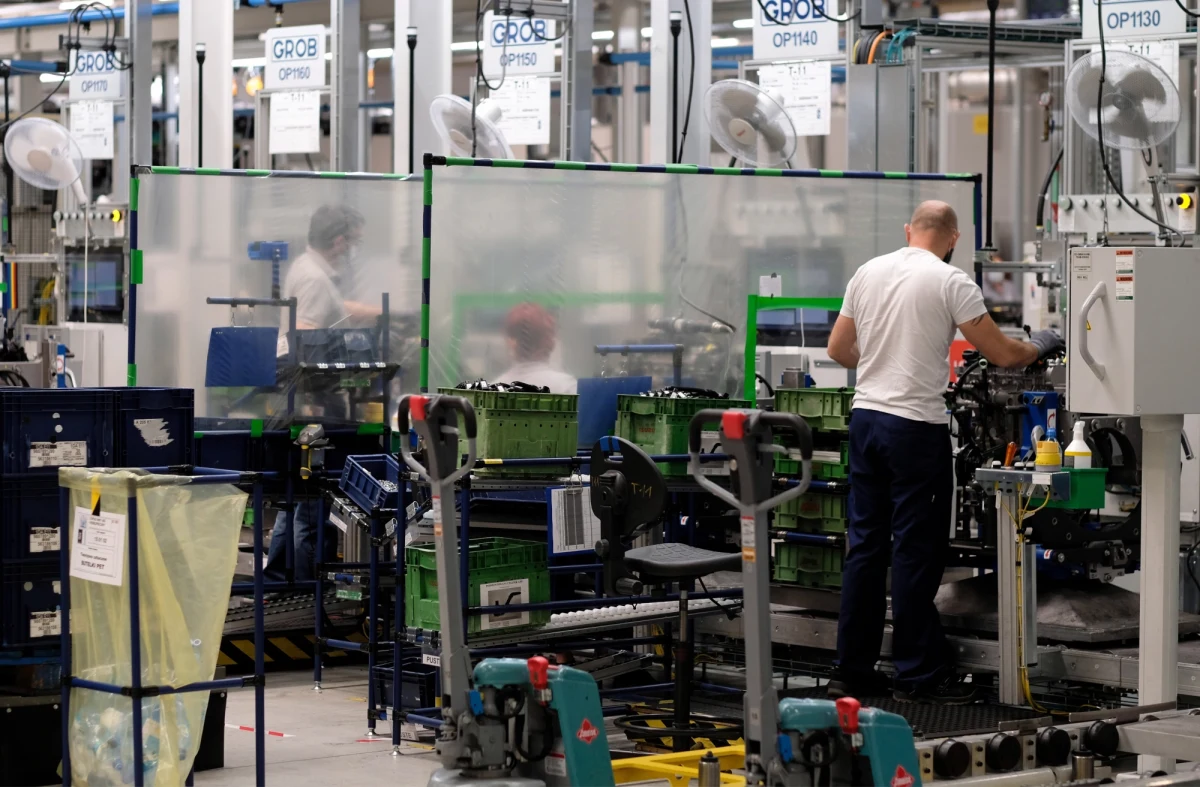 Koncern motoryzacyjny PSA zrezygnował ze sprowadzenia 270 pracowników z Polski do swojej fabryki w Hordain na północnym-wschodzie Francji - poinformowała agencja AFP. Powodem jest presja ze strony rządu oraz związków zawodowych.