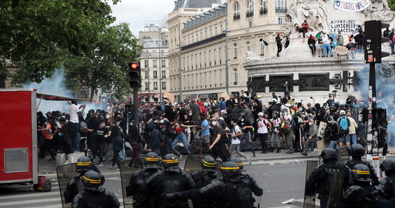 Rasowe zamieszki wybuchły w centrum Paryża. Członkowie organizacji zrzeszających osoby ciemnoskóre i skrajnie lewicowych bojówek zaatakowali funkcjonariuszy kamieniami i butelkami. Szturmowe oddziały policji odpowiedziały gazem łzawiącym i granatami hukowymi.