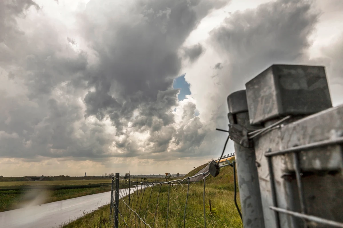 Instytut Meteorologii i Gospodarki Wodnej wydał ostrzeżenia drugiego stopnia przed burzami z gradem dla woj.: lubuskiego i zachodniopomorskiego. Ostrzeżenia pierwszego stopnia dotyczą południowej i zachodniej części Polski.