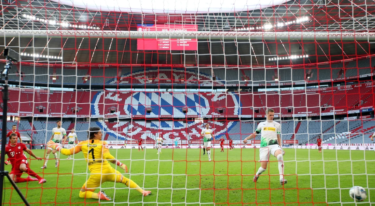 ​Bez pauzujących za kartki Roberta Lewandowskiego i Thomasa Muellera piłkarze Bayernu Monachium także są nie do zatrzymania. W sobotę pokonali u siebie Borussię Moenchengladbach 2:1 i na trzy kolejki przed końcem sezonu niemieckiej ekstraklasy mają siedem punktów przewagi nad wiceliderem.