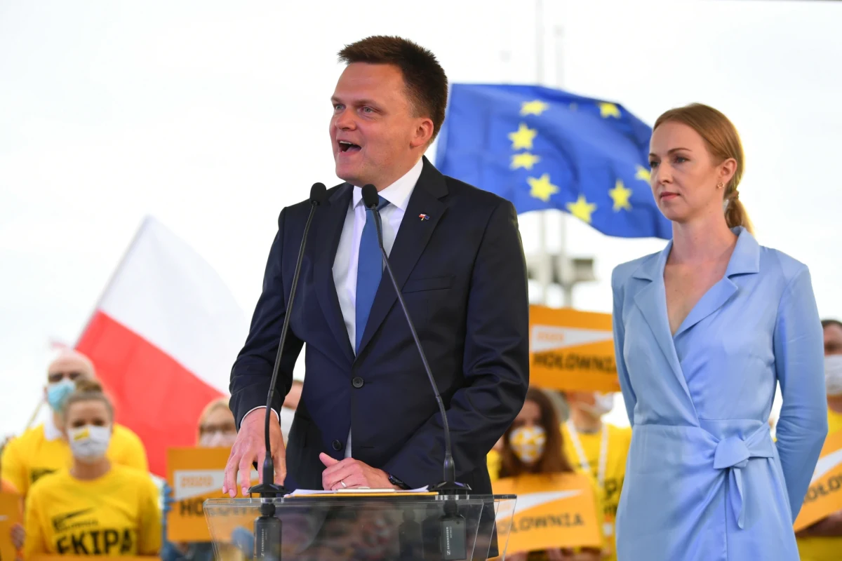 Zastanawiam się, czy prezydent Andrzej Duda i szef jego sztabu Joachim Brudziński mają świadomość, że ich homofobiczne wypowiedzi prawdopodobnie doprowadzą do samobójstwa kogoś w realnym świecie - ocenił w TVN24 niezależny kandydat na prezydenta Szymon Hołownia.