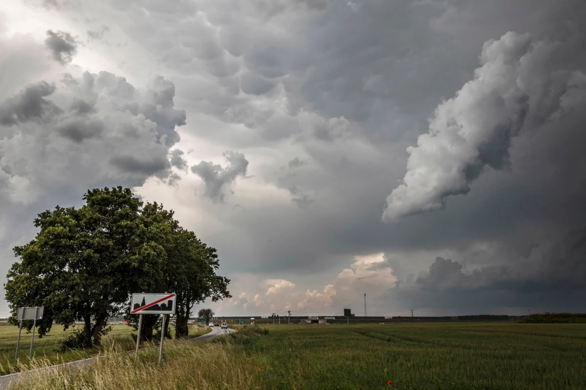 Ponad 200 razy byli wzywani strażacy do usuwania skutków burz, które przeszły nad woj. lubuskim. Towarzyszyły im intensywne opady deszczu i silny wiatr. Nikomu nic się nie stało.