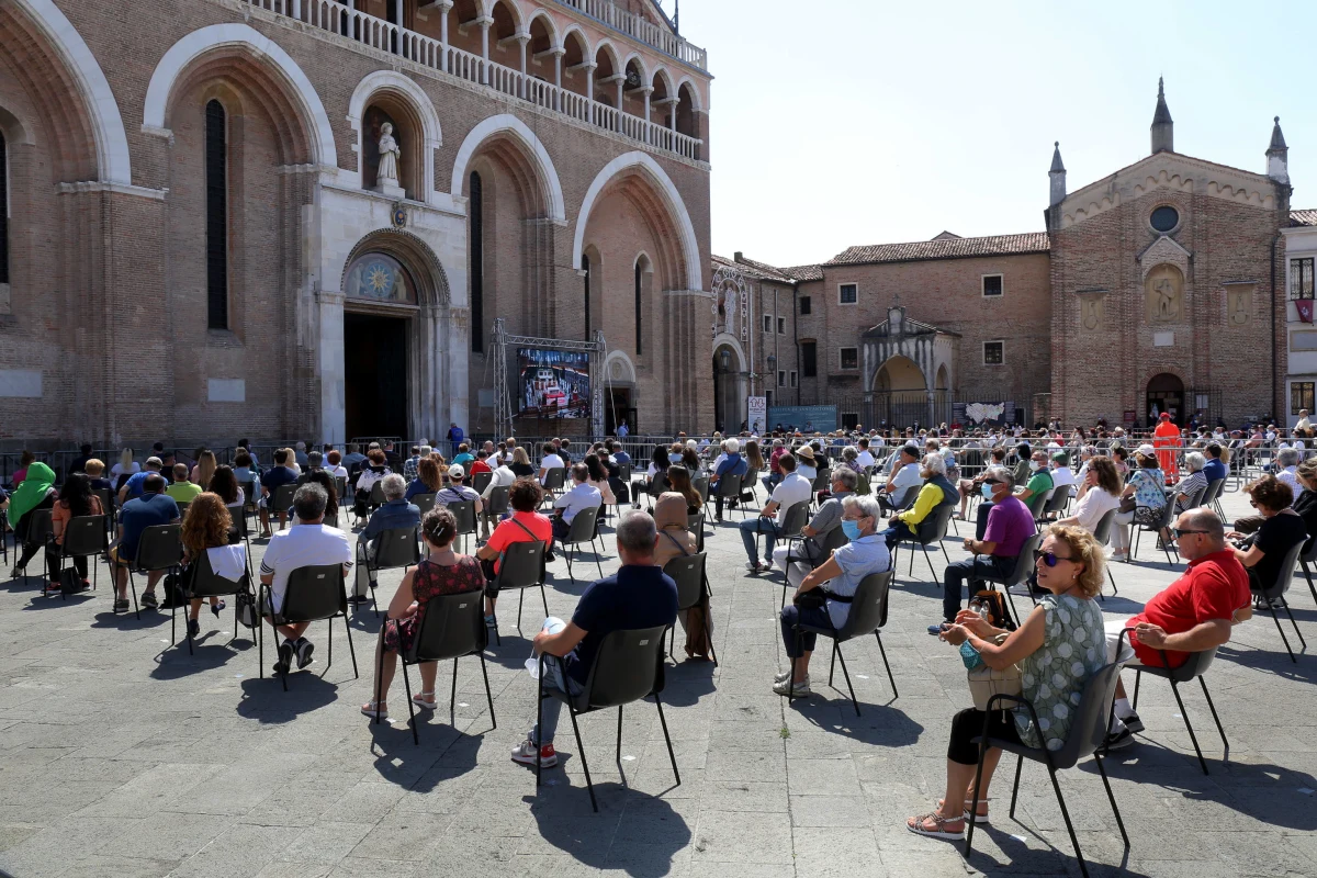 We Włoszech trwają przygotowania do zniesienia kolejnych restrykcji i do tzw. nowej normalności wraz z otwarciem kin i teatrów, a także dyskotek w części kraju. Jednocześnie ministerstwo oświaty zaproponowało, by lekcje w szkołach rozpoczęły się 14 września.