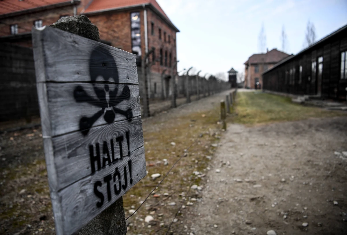 80 lat temu, 14 czerwca 1940 r., Niemcy przeprowadzili pierwszą deportację Polaków do obozu Auschwitz. Z więzienia w Tarnowie przywieźli 728 mężczyzn. Polacy stali się pierwszymi więźniami Auschwitz, gdyż to dla nich Niemcy utworzyli obóz.